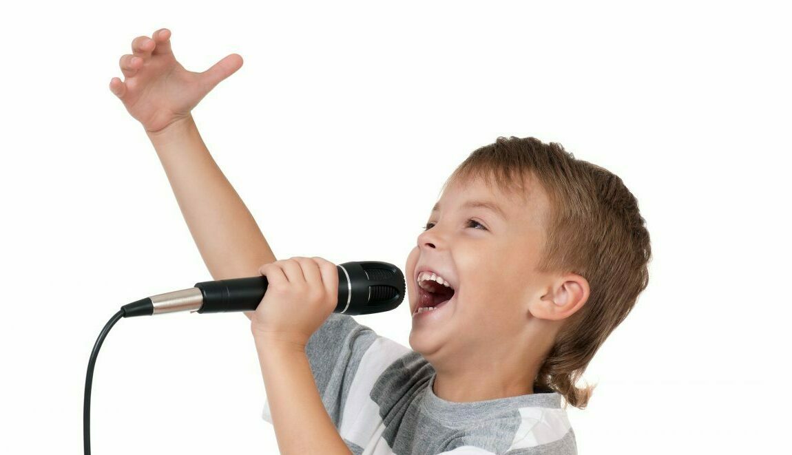 Я пою 2 класс. Мальчик поет. Дети поют. Ребенок с микрофоном. Малыш с микрофоном.